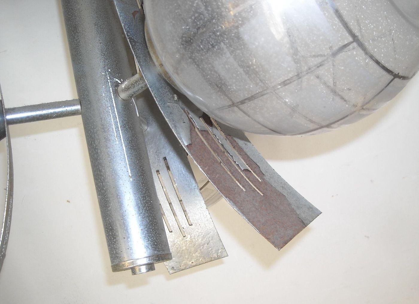 Inusuale Lampadario d'Epoca In Metallo Cromato E Vetri