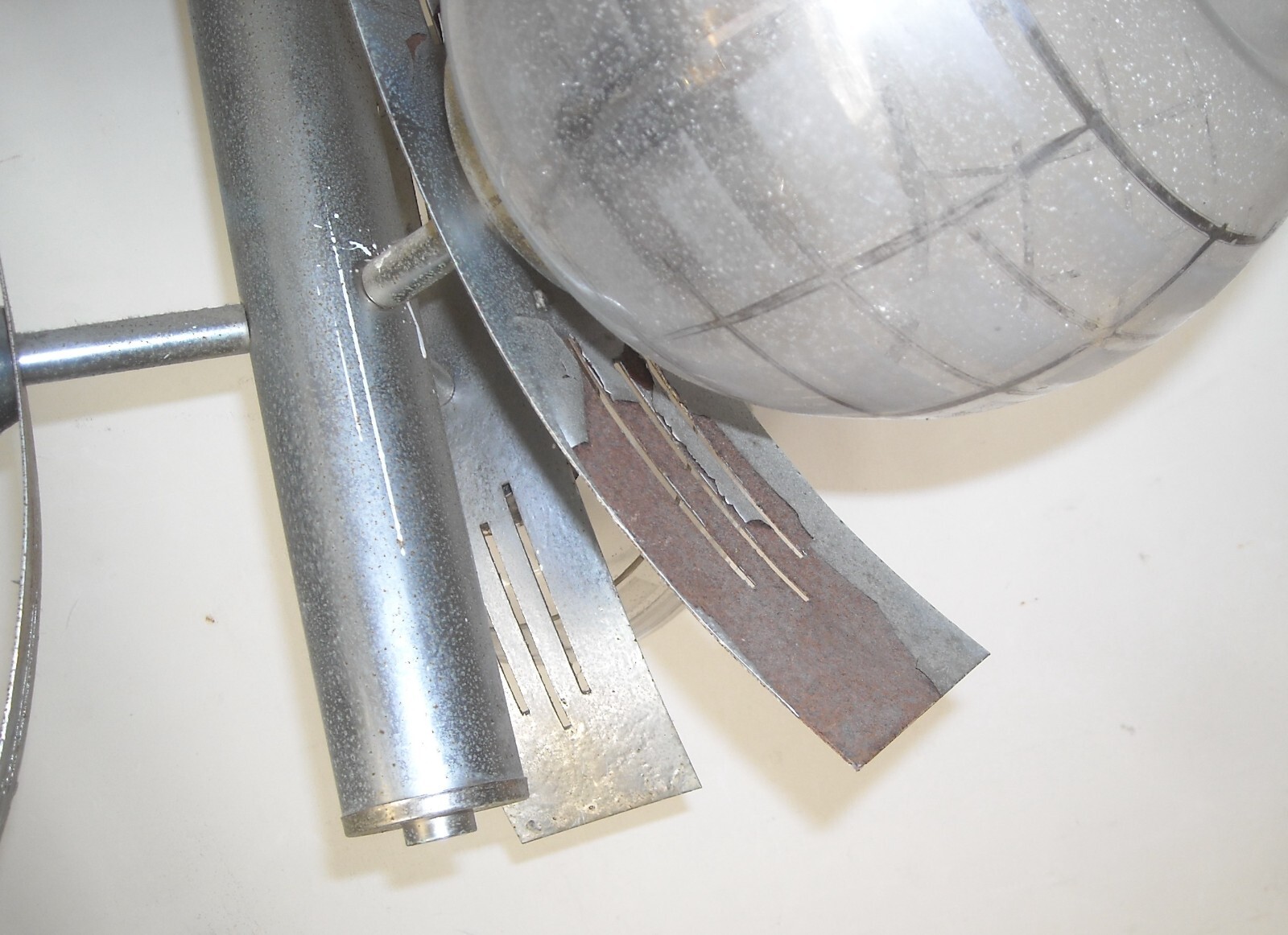 Inusuale Lampadario d'Epoca In Metallo Cromato E Vetri