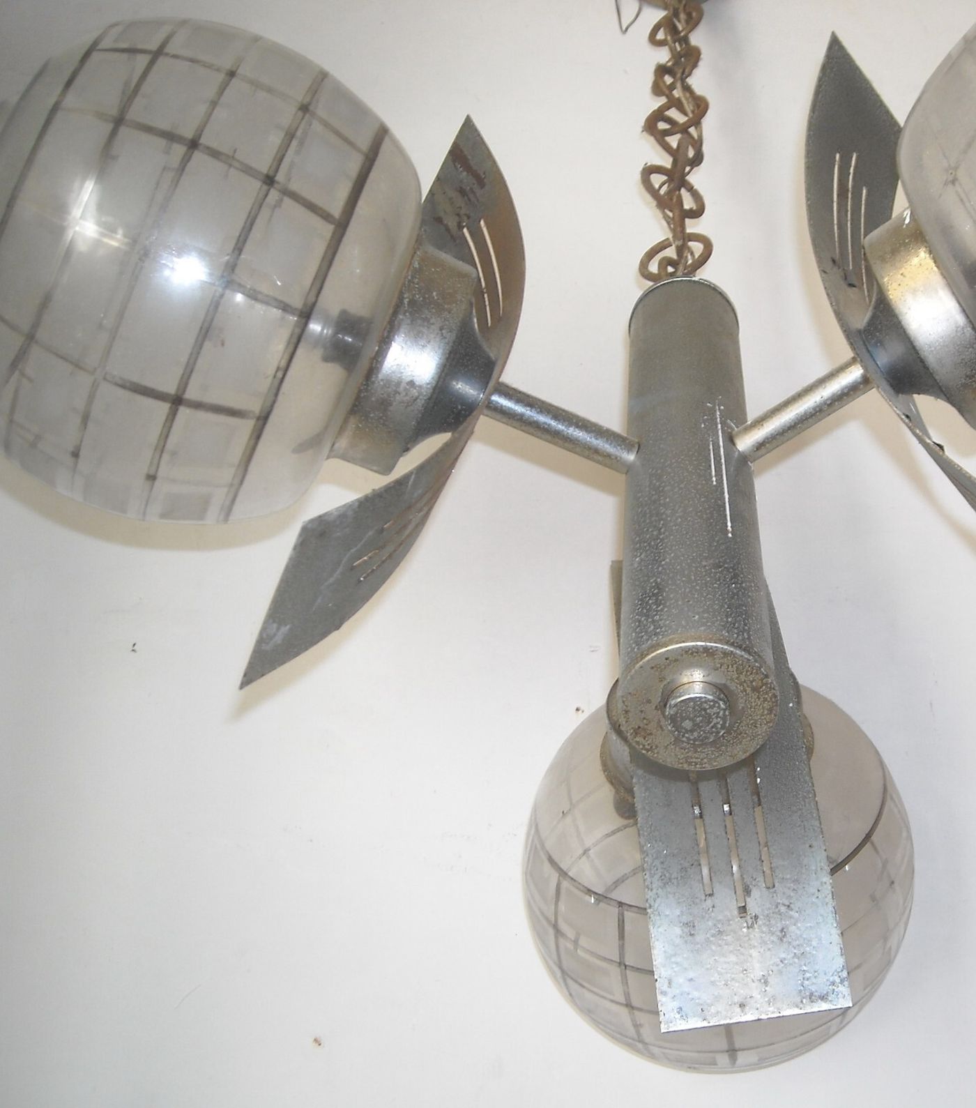 Inusuale Lampadario d'Epoca In Metallo Cromato E Vetri