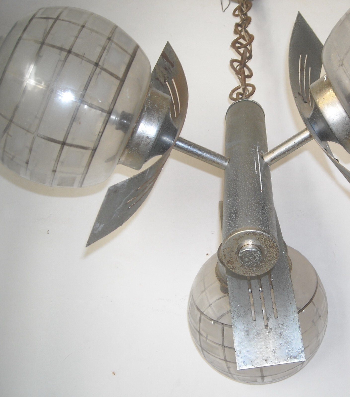 Inusuale Lampadario d'Epoca In Metallo Cromato E Vetri