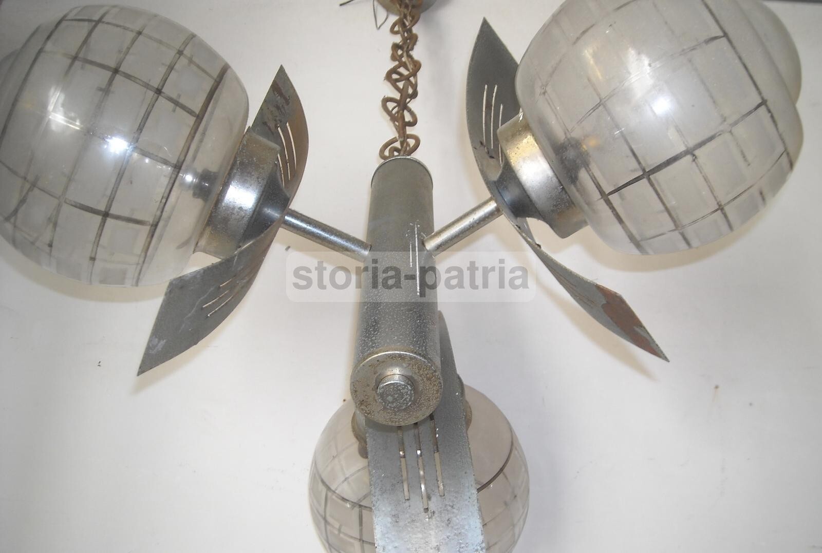Inusuale Lampadario d'Epoca In Metallo Cromato E Vetri