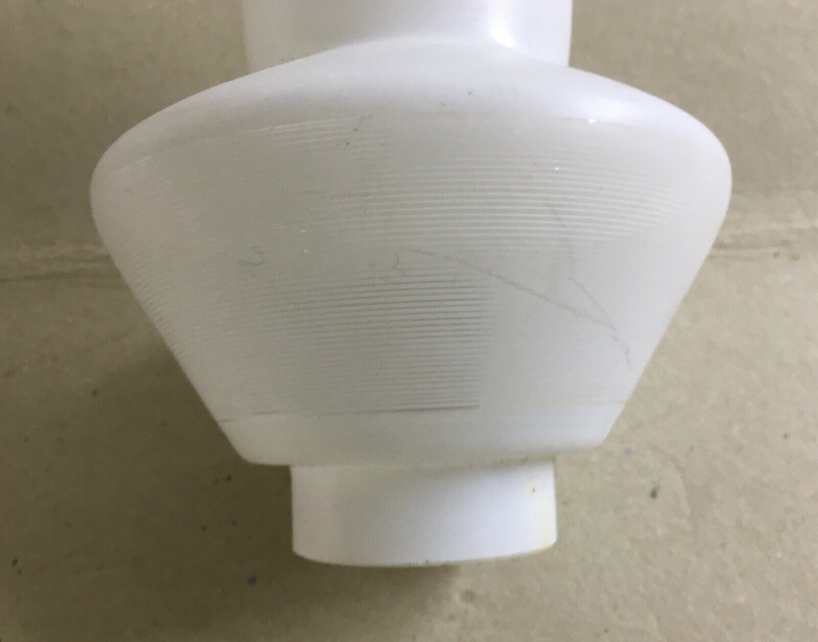 Coppa Per Lampada In Vetro Opalescente E Decori Geometrici