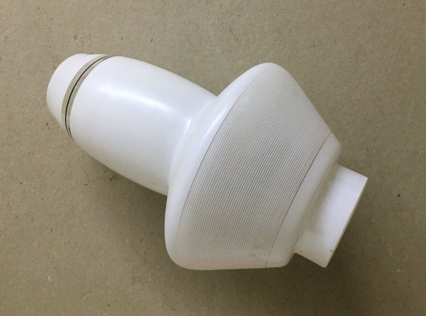 Coppa Per Lampada In Vetro Opalescente E Decori Geometrici
