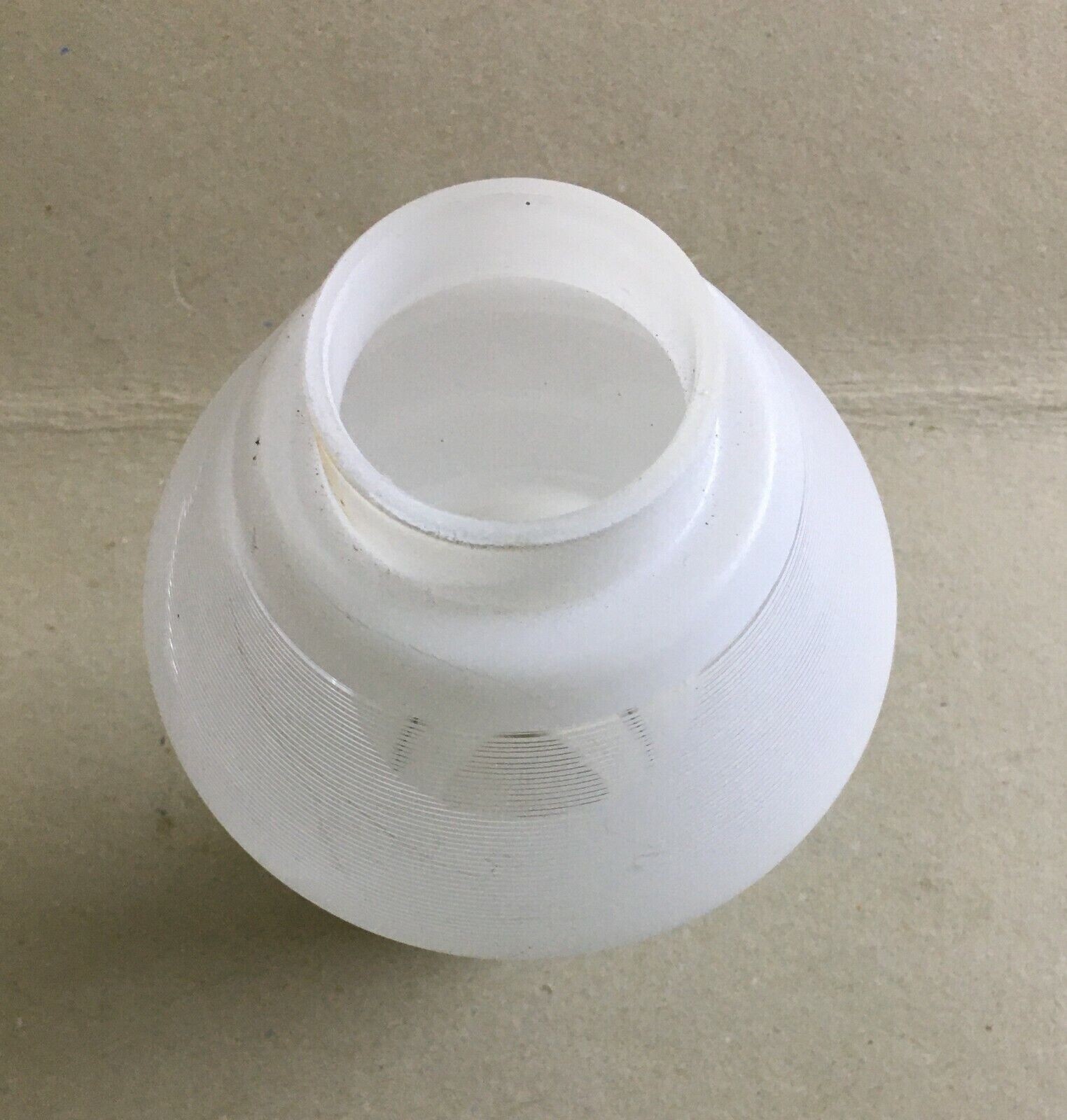 Coppa Per Lampada In Vetro Opalescente E Decori Geometrici