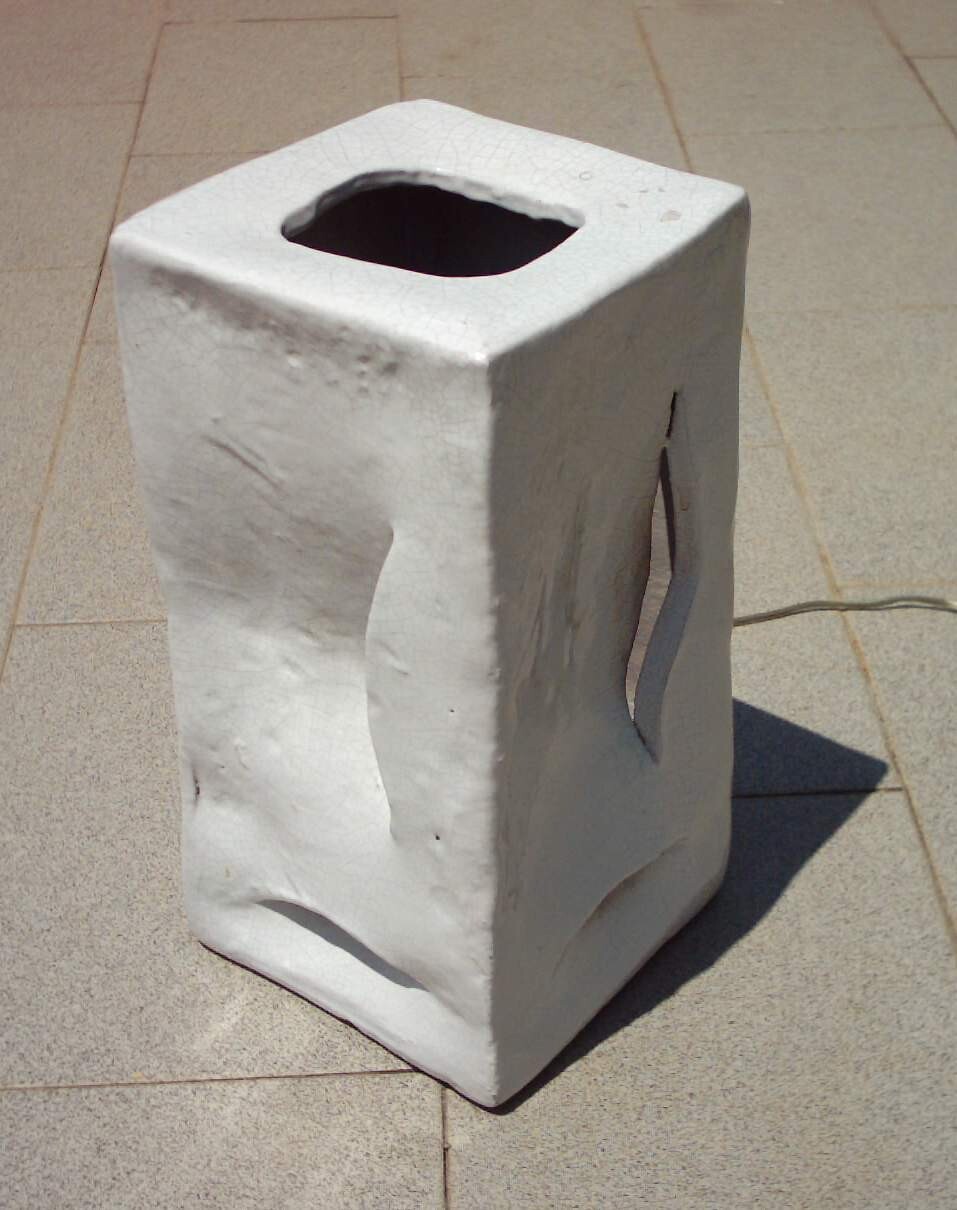 Arte E Design. Inusuale Lampada In Ceramica. Artistico Modellato. Anni '70. Firmata.
