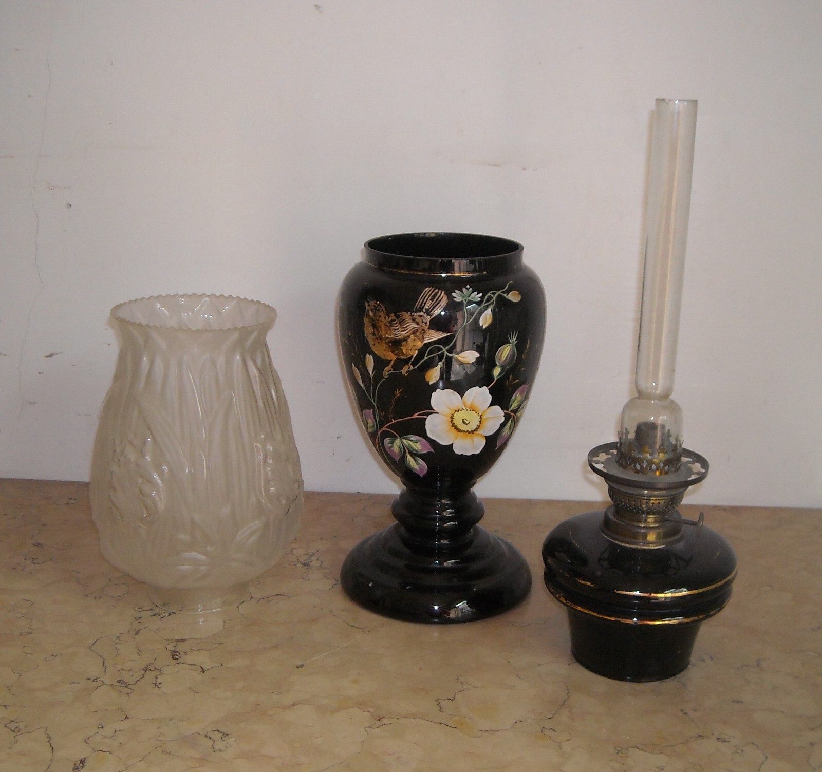 Antica Lampada A Petrolio In Vetro Opaline Nero Decorata A Mano