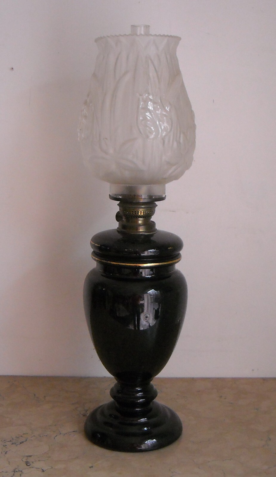 Antica Lampada A Petrolio In Vetro Opaline Nero Decorata A Mano