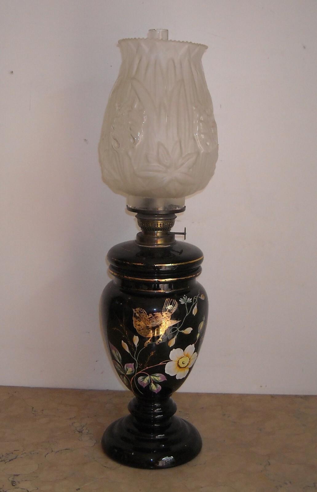 Antica Lampada A Petrolio In Vetro Opaline Nero Decorata A Mano