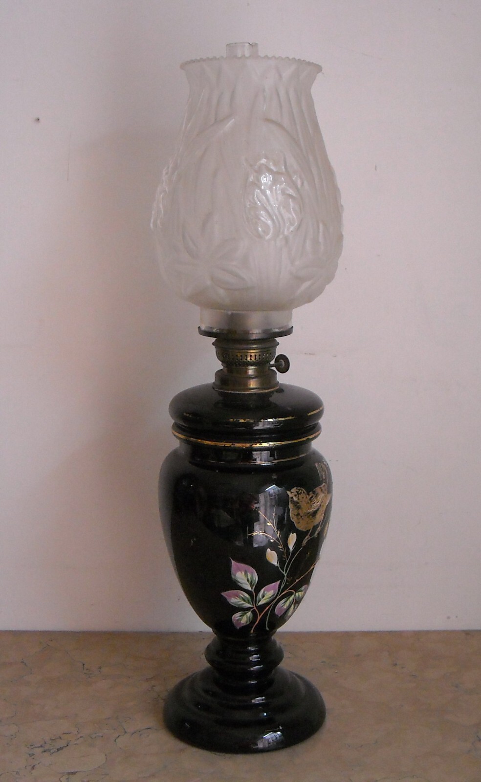 Antica Lampada A Petrolio In Vetro Opaline Nero Decorata A Mano