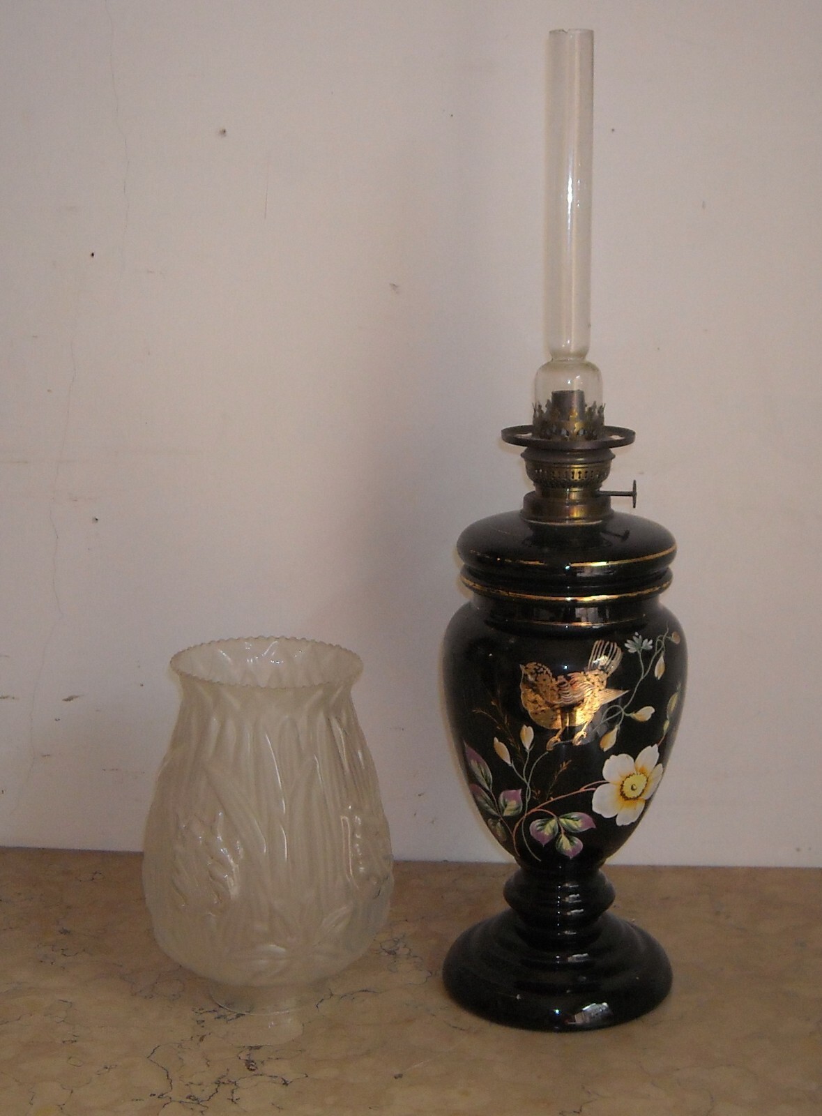 Antica Lampada A Petrolio In Vetro Opaline Nero Decorata A Mano