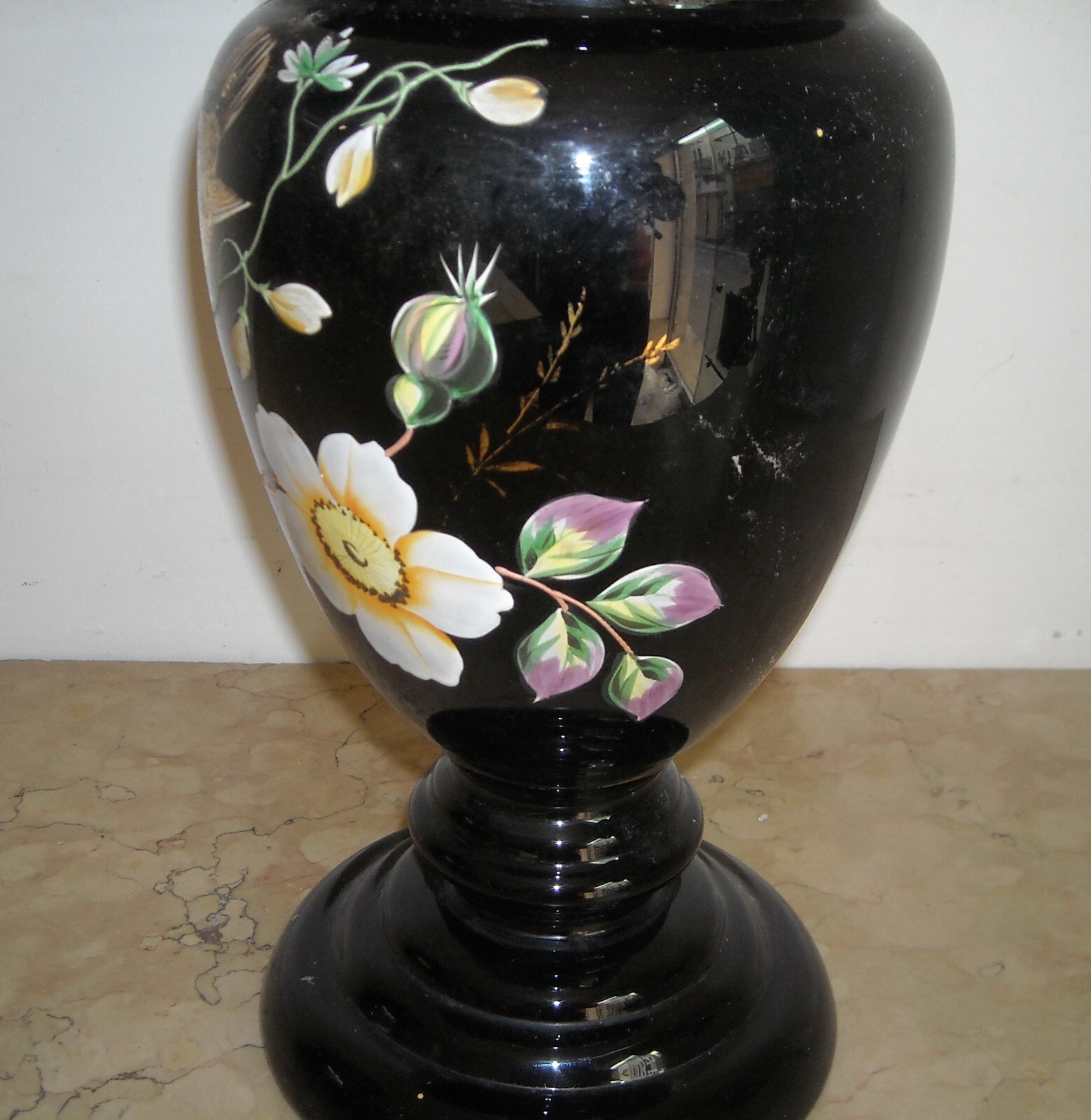 Antica Lampada A Petrolio In Vetro Opaline Nero Decorata A Mano