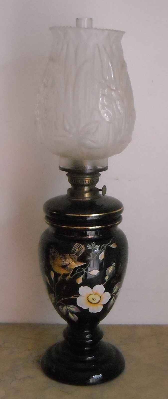 Antica Lampada A Petrolio In Vetro Opaline Nero Decorata A Mano