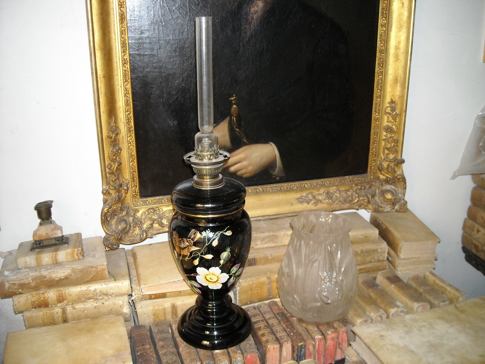Antica Lampada A Petrolio In Vetro Opaline Nero Decorata A Mano