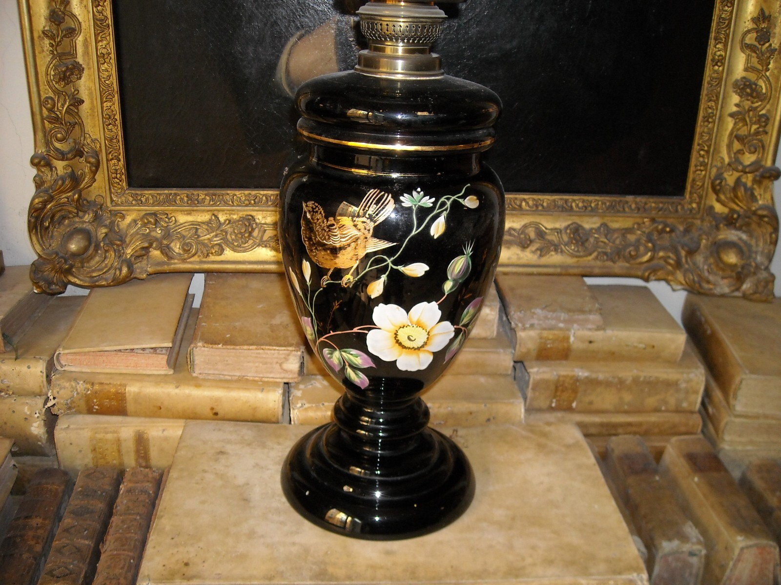 Antica Lampada A Petrolio In Vetro Opaline Nero Decorata A Mano