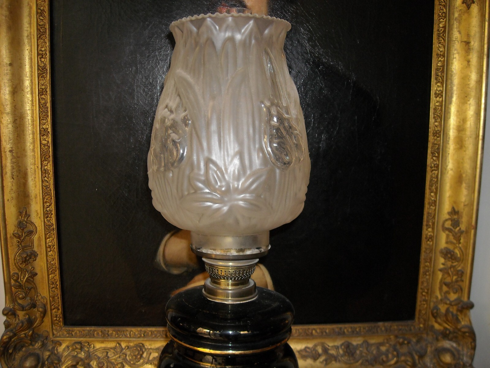 Antica Lampada A Petrolio In Vetro Opaline Nero Decorata A Mano