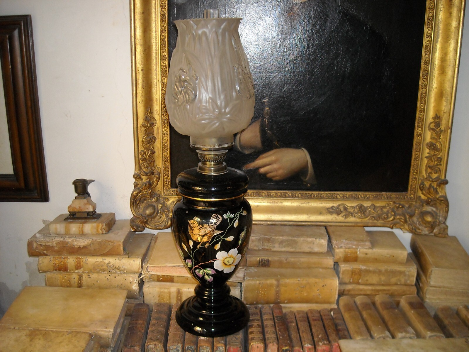 Antica Lampada A Petrolio In Vetro Opaline Nero Decorata A Mano