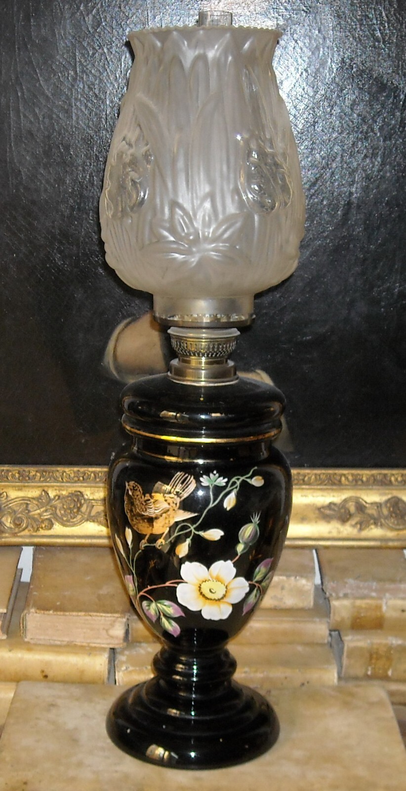 Antica Lampada A Petrolio In Vetro Opaline Nero Decorata A Mano