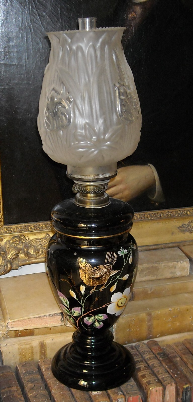 Antica Lampada A Petrolio In Vetro Opaline Nero Decorata A Mano