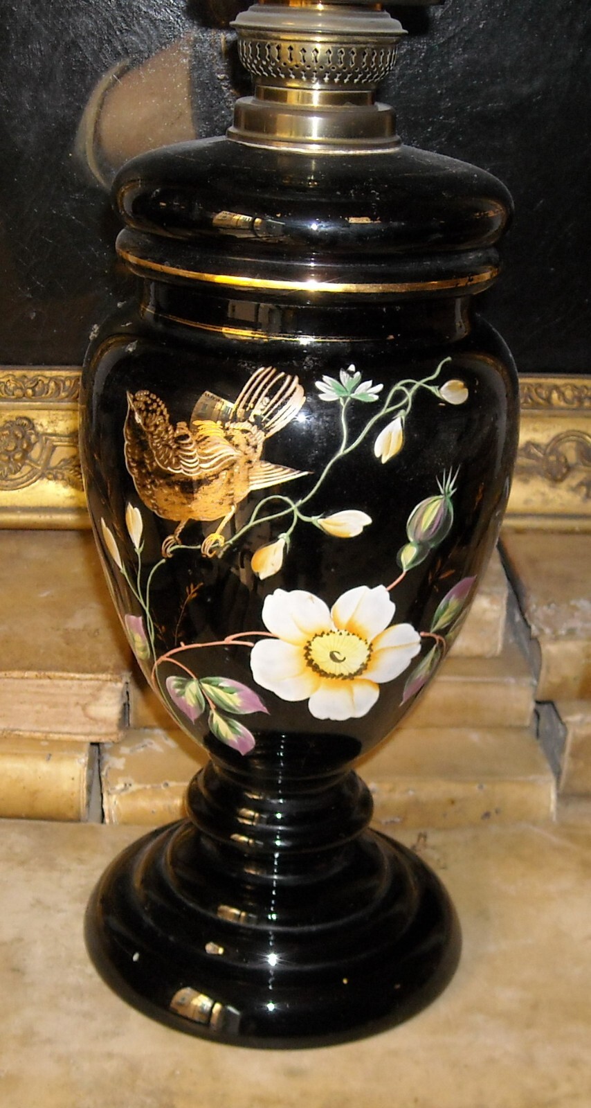 Antica Lampada A Petrolio In Vetro Opaline Nero Decorata A Mano