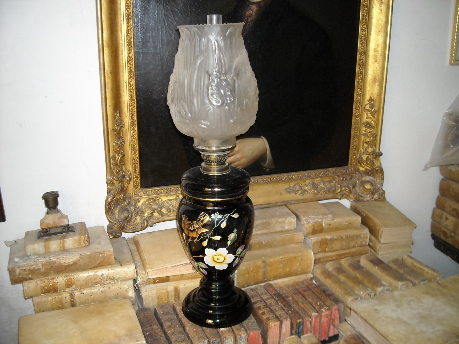 Antica Lampada A Petrolio In Vetro Opaline Nero Decorata A Mano