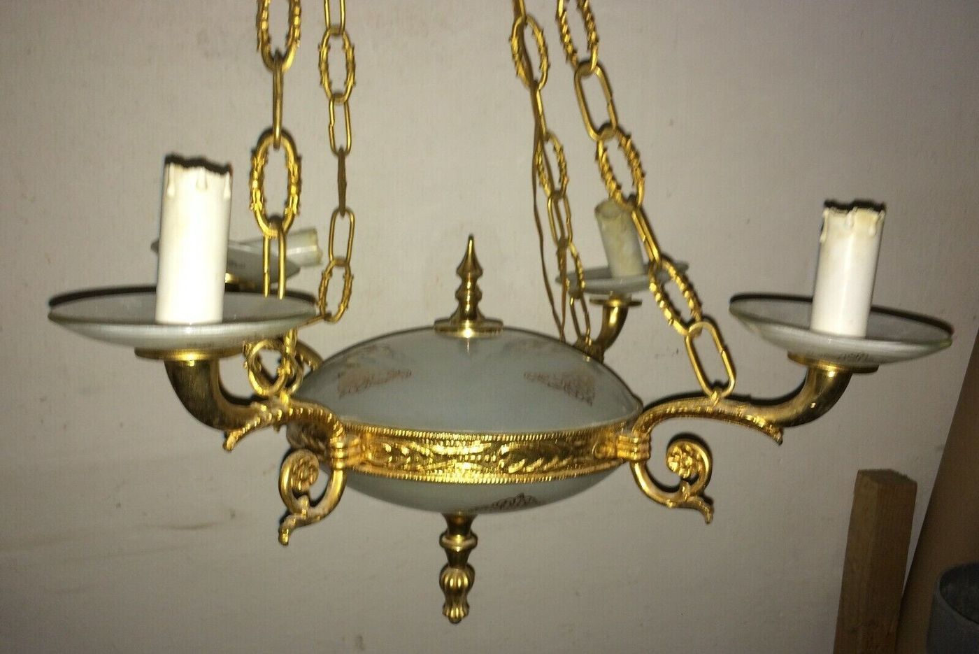 Lampadario Decorativo In Metallo Dorato E Vetro Opalescente