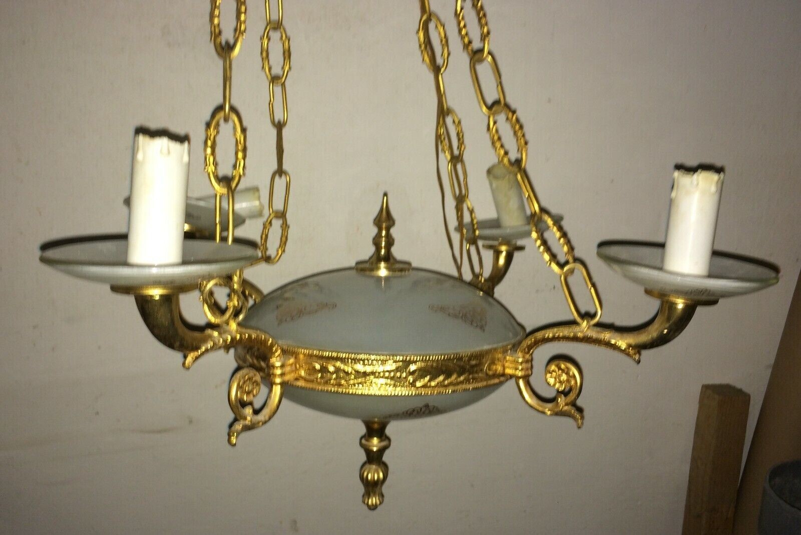 Lampadario Decorativo In Metallo Dorato E Vetro Opalescente