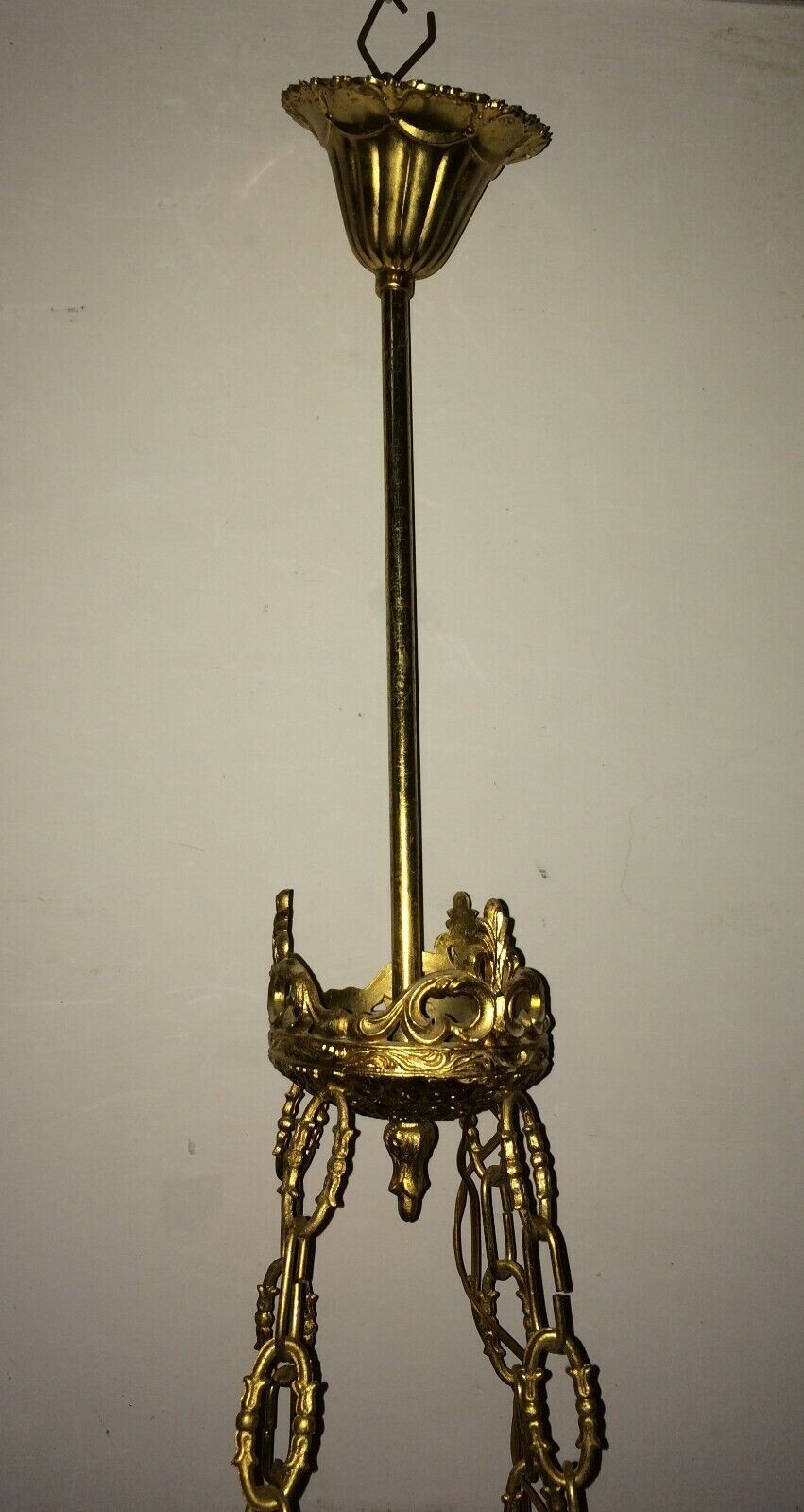 Lampadario Decorativo In Metallo Dorato E Vetro Opalescente