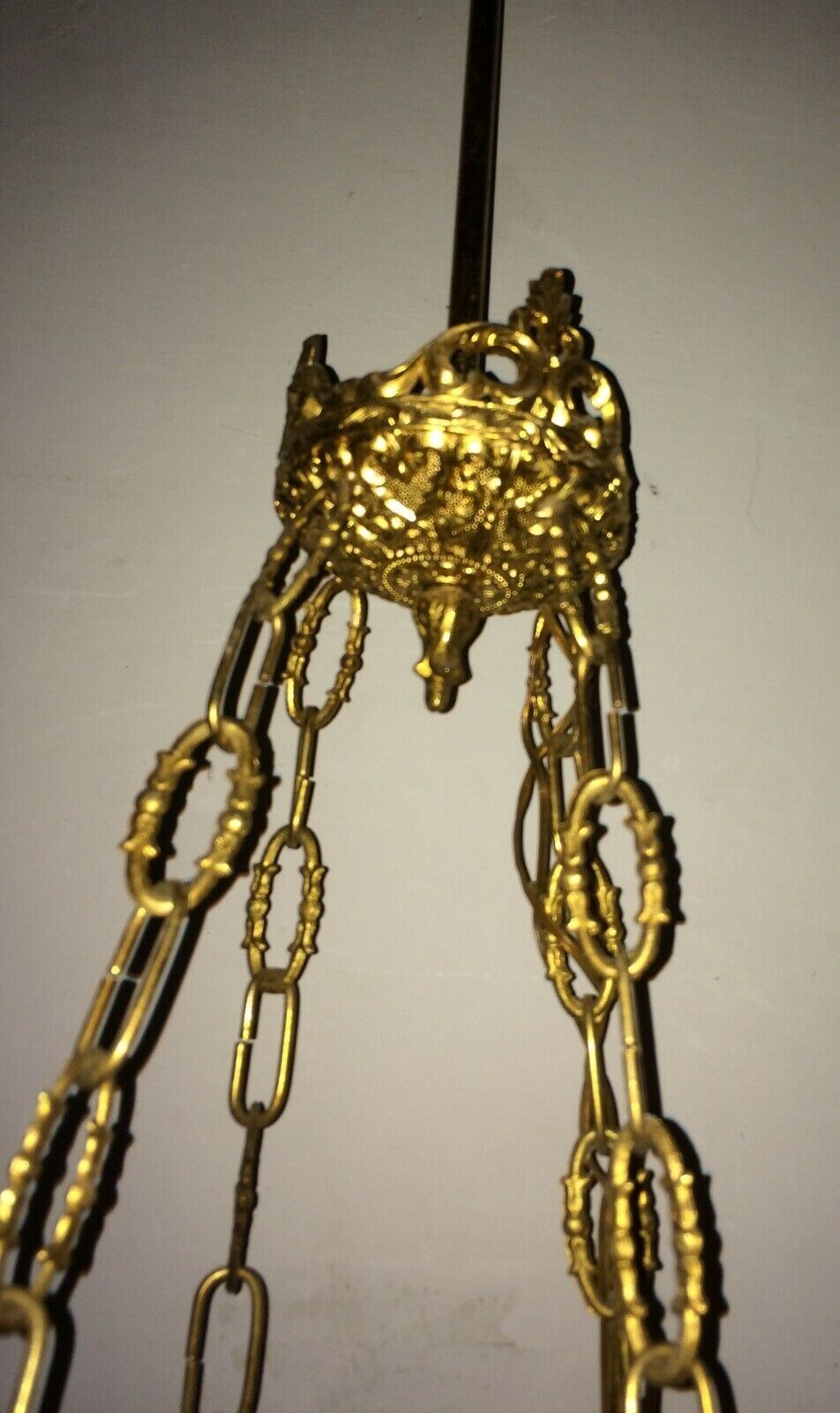 Lampadario Decorativo In Metallo Dorato E Vetro Opalescente