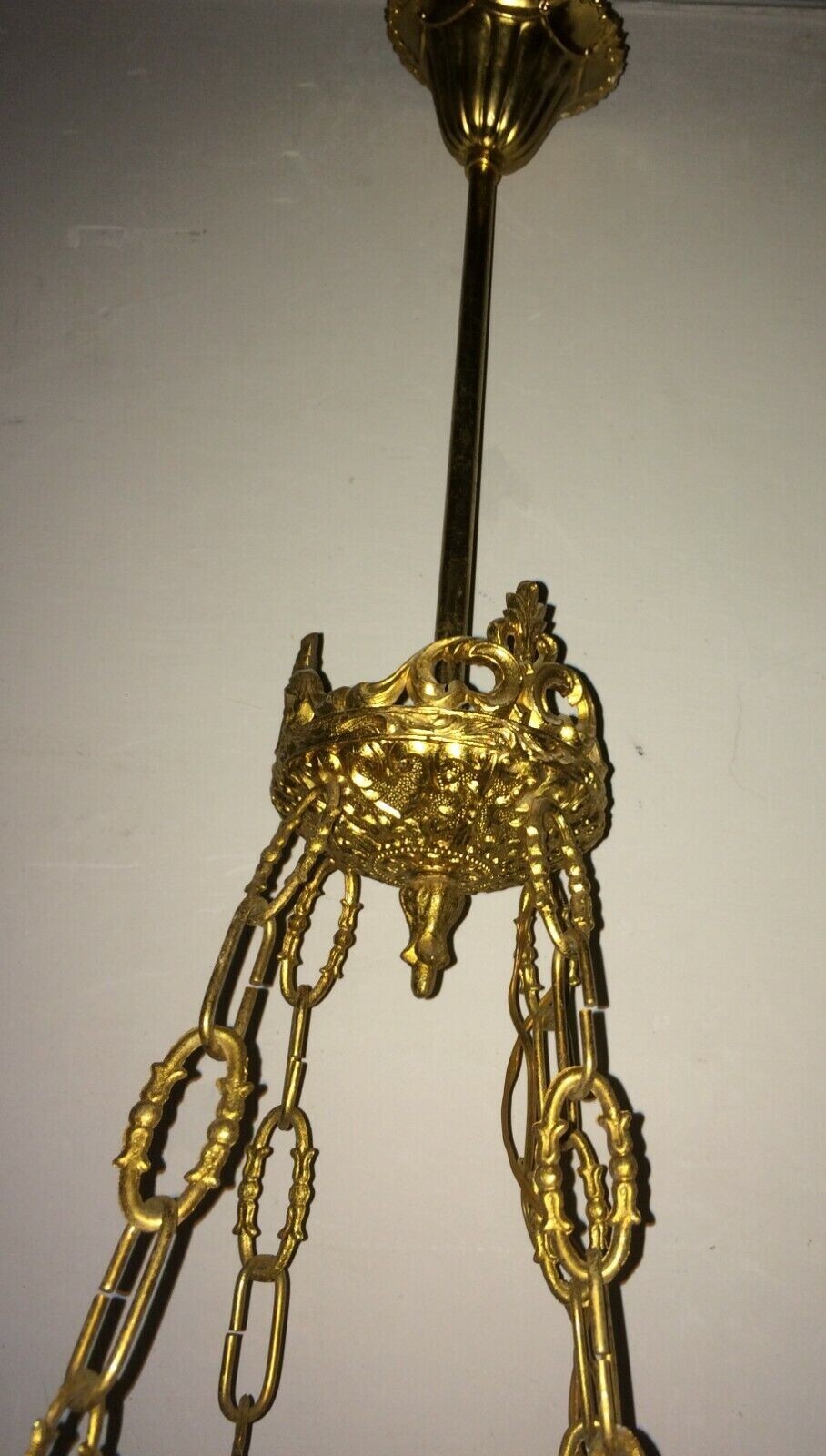 Lampadario Decorativo In Metallo Dorato E Vetro Opalescente