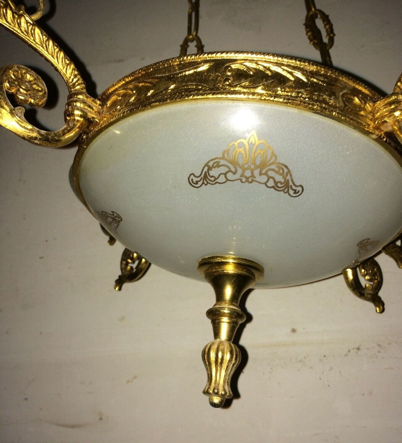 Lampadario Decorativo In Metallo Dorato E Vetro Opalescente