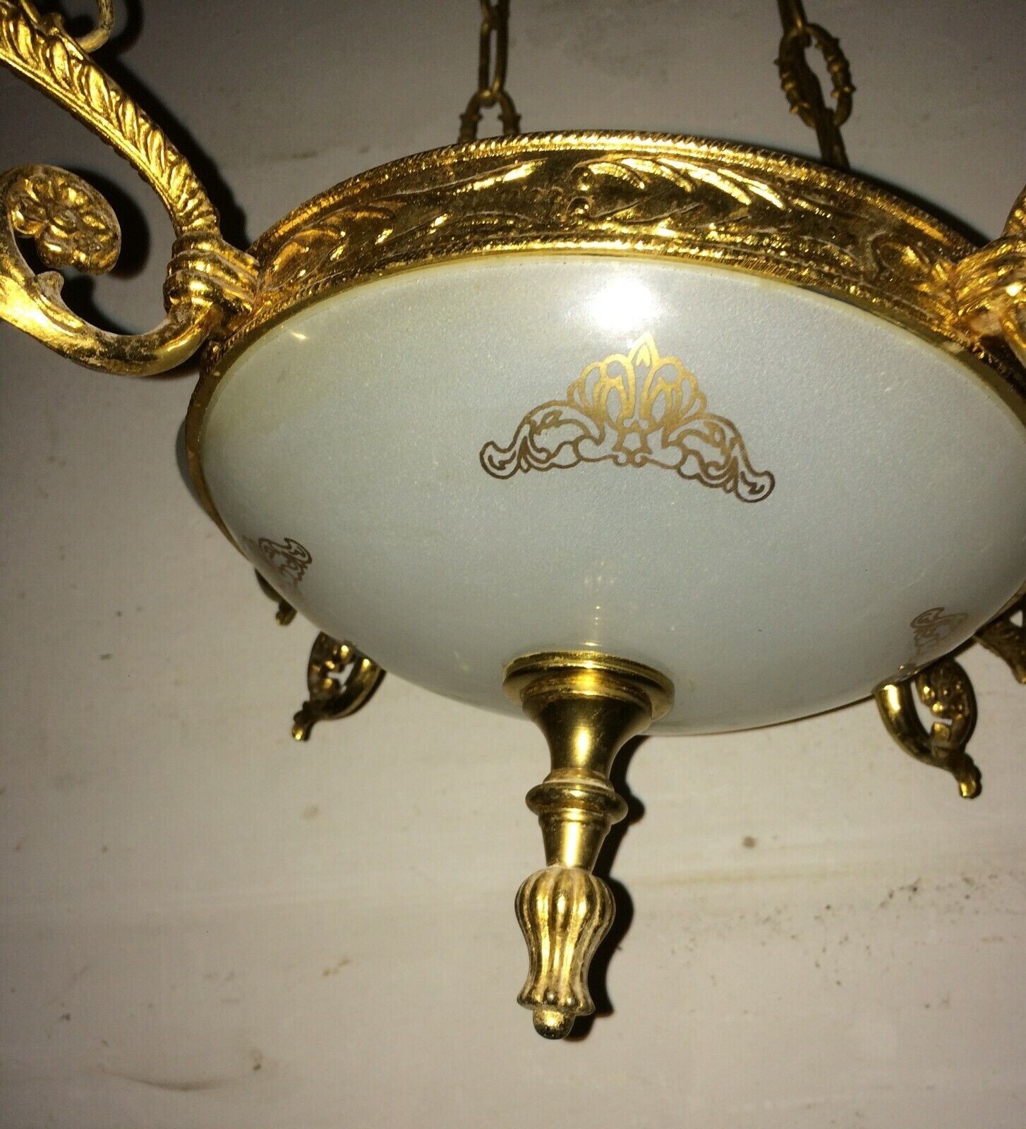 Lampadario Decorativo In Metallo Dorato E Vetro Opalescente