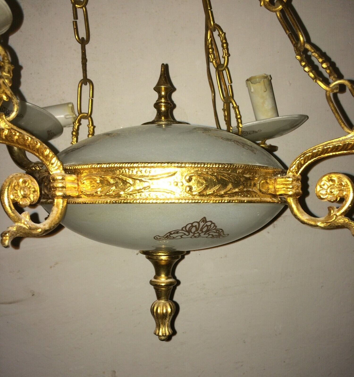 Lampadario Decorativo In Metallo Dorato E Vetro Opalescente