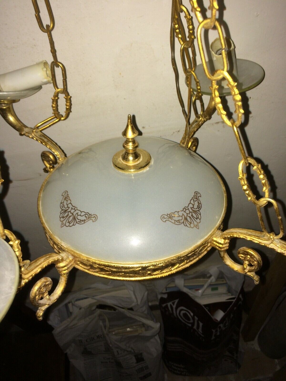 Lampadario Decorativo In Metallo Dorato E Vetro Opalescente