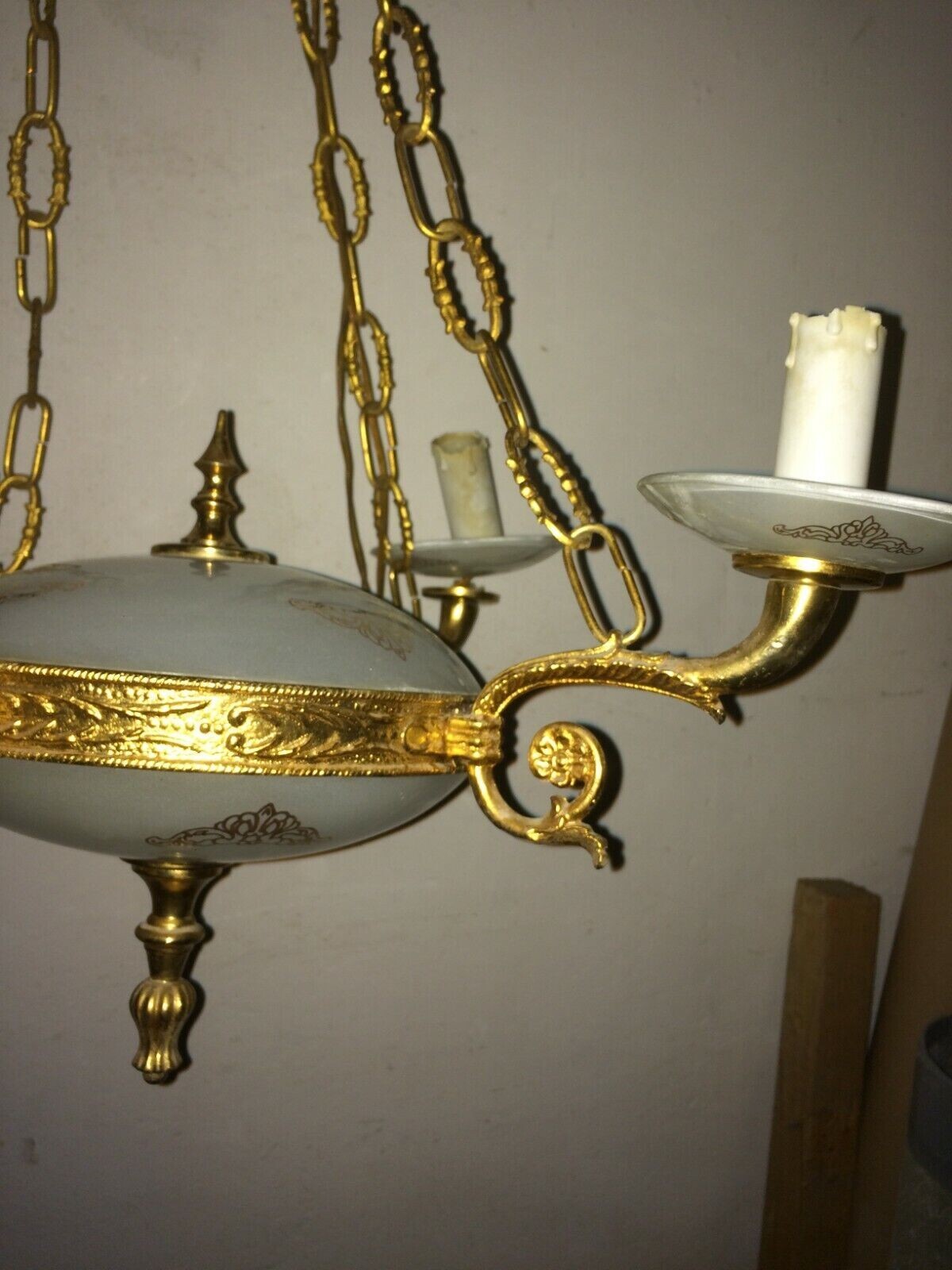 Lampadario Decorativo In Metallo Dorato E Vetro Opalescente