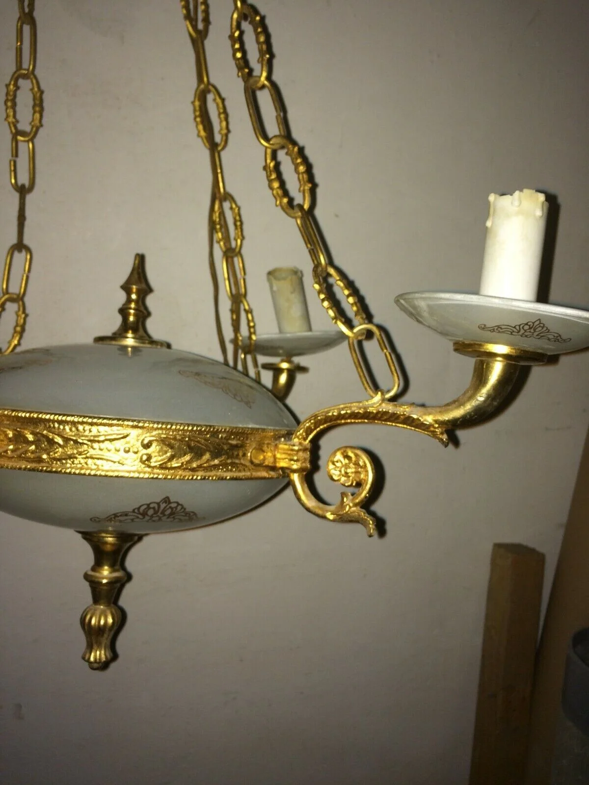 Decorative Chandelier in Gilt Metal and Opalescent Glass