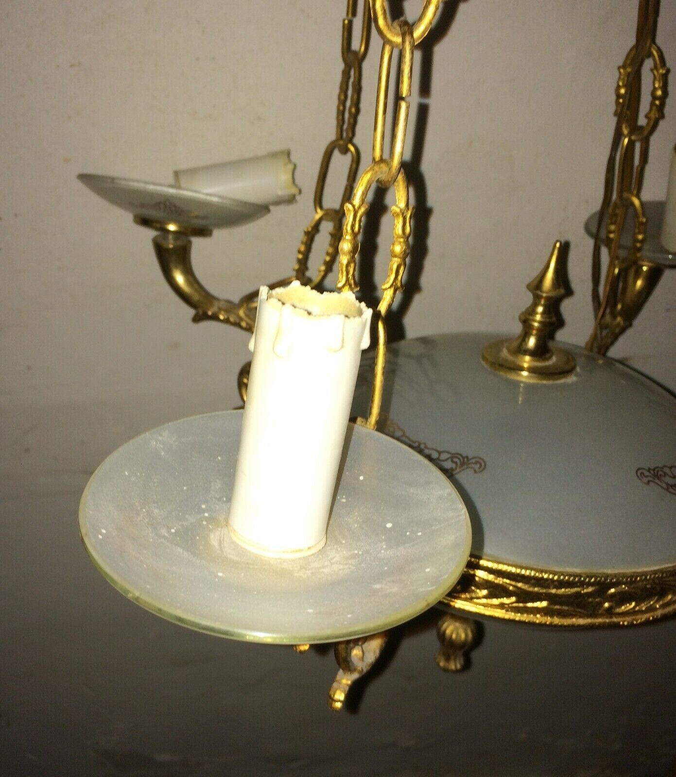 Lampadario Decorativo In Metallo Dorato E Vetro Opalescente