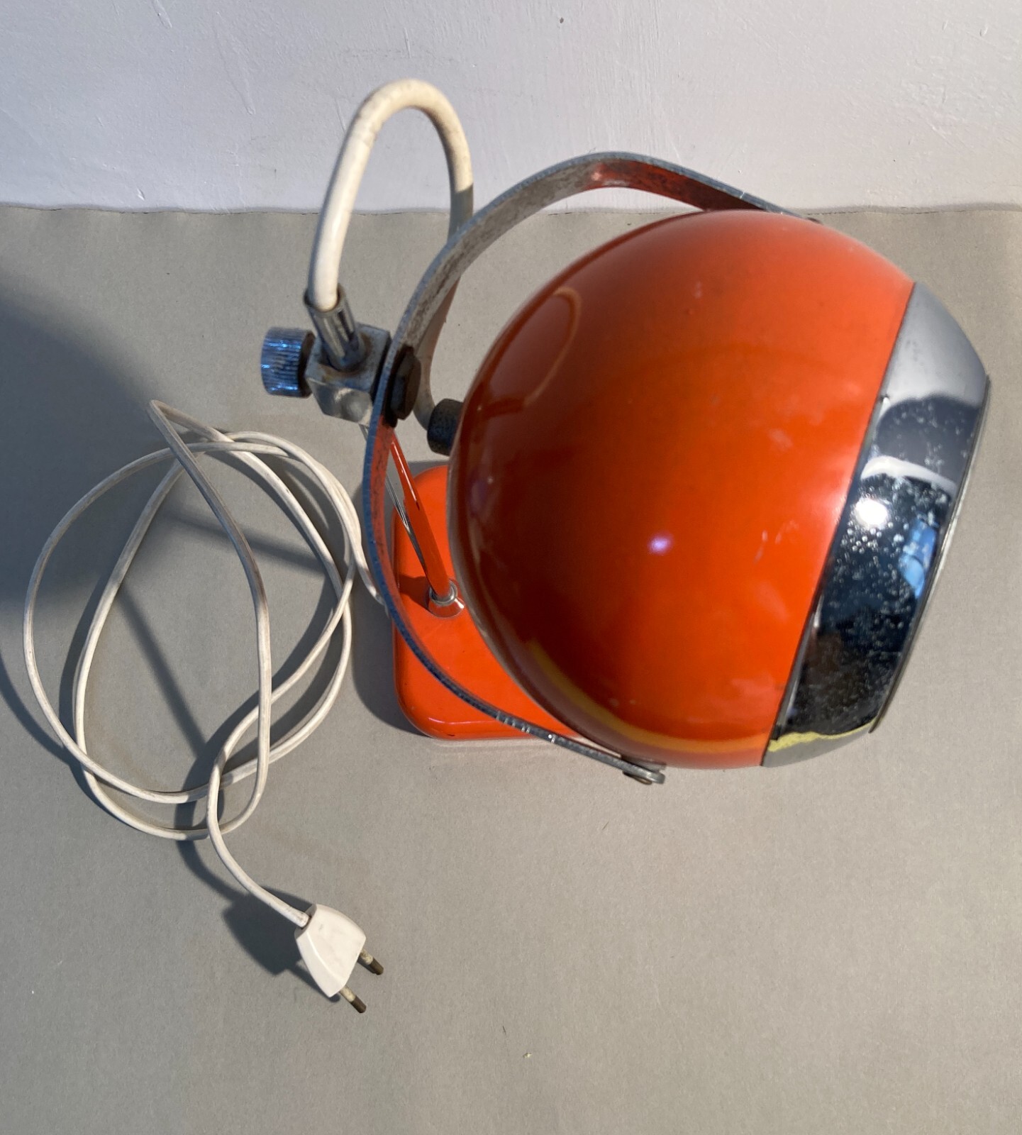 Lampada Da Tavolo Stilizzata Con Coppa Globulare Rossa, Design Italiano Anni '70