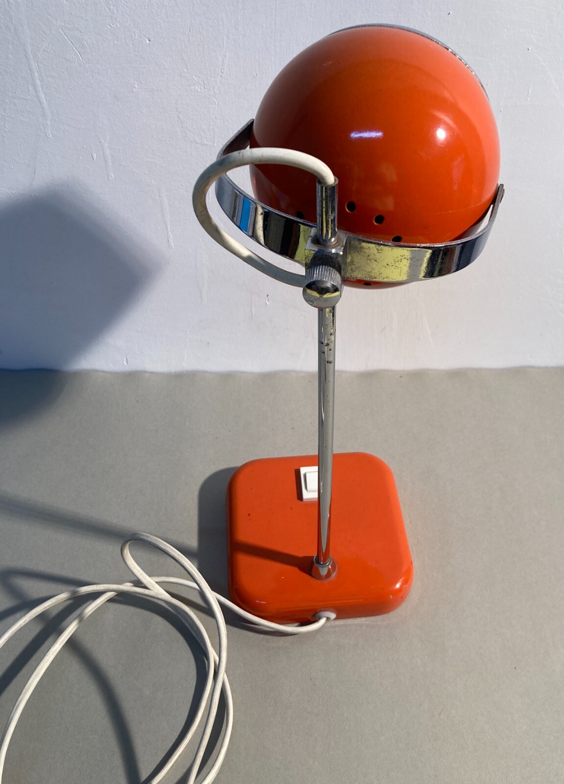 Lampada Da Tavolo Stilizzata Con Coppa Globulare Rossa, Design Italiano Anni '70