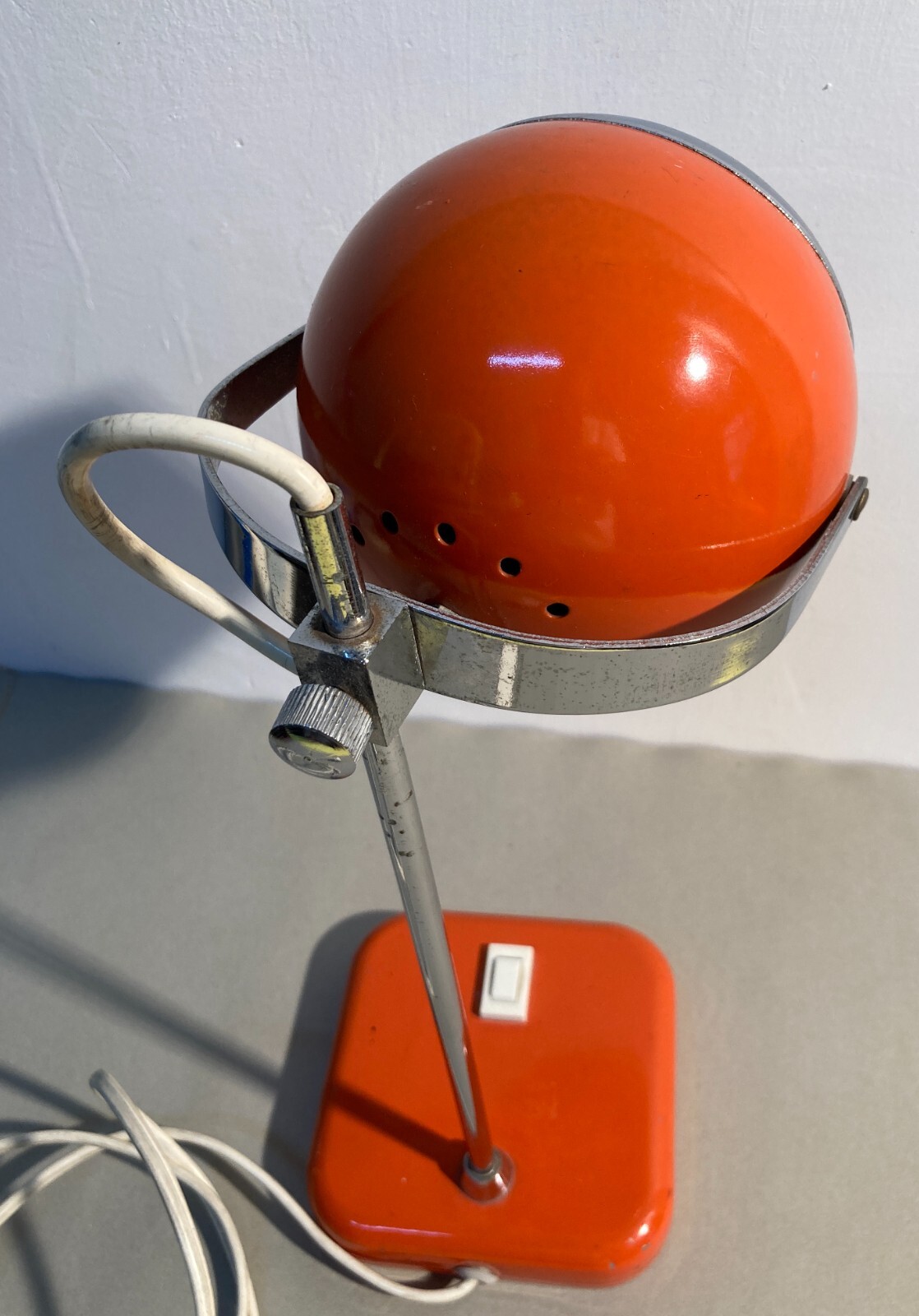 Lampada Da Tavolo Stilizzata Con Coppa Globulare Rossa, Design Italiano Anni '70