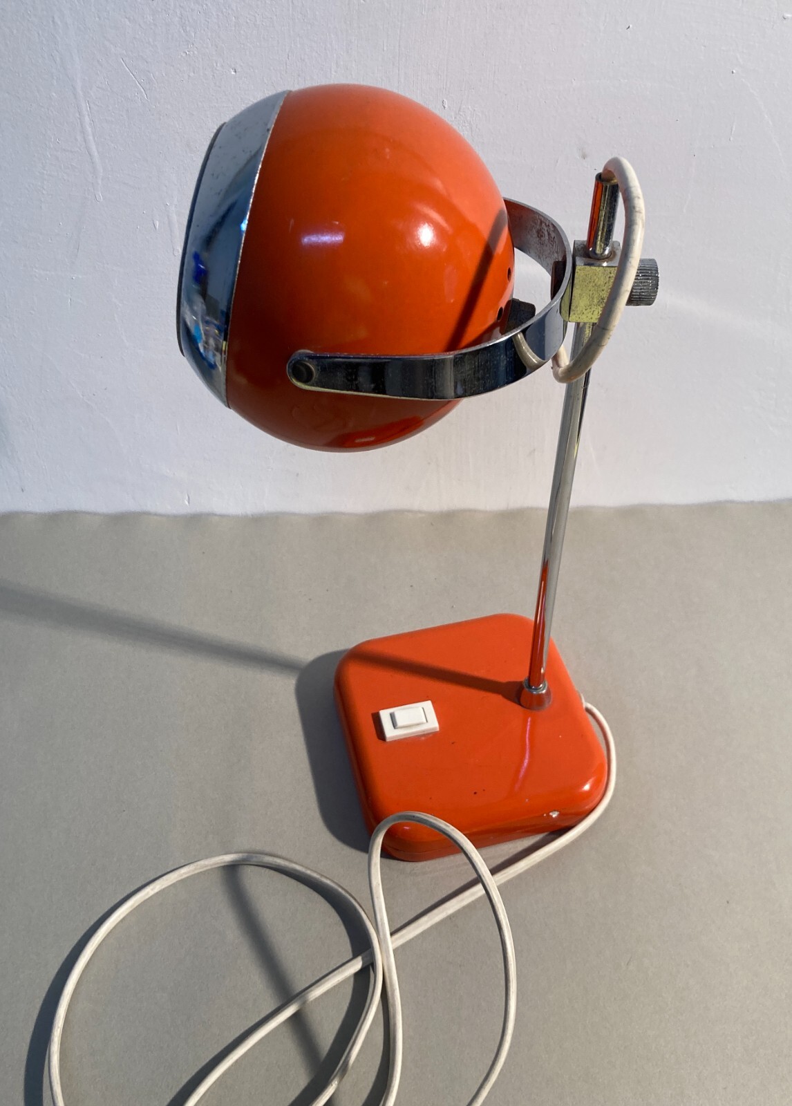 Lampada Da Tavolo Stilizzata Con Coppa Globulare Rossa, Design Italiano Anni '70