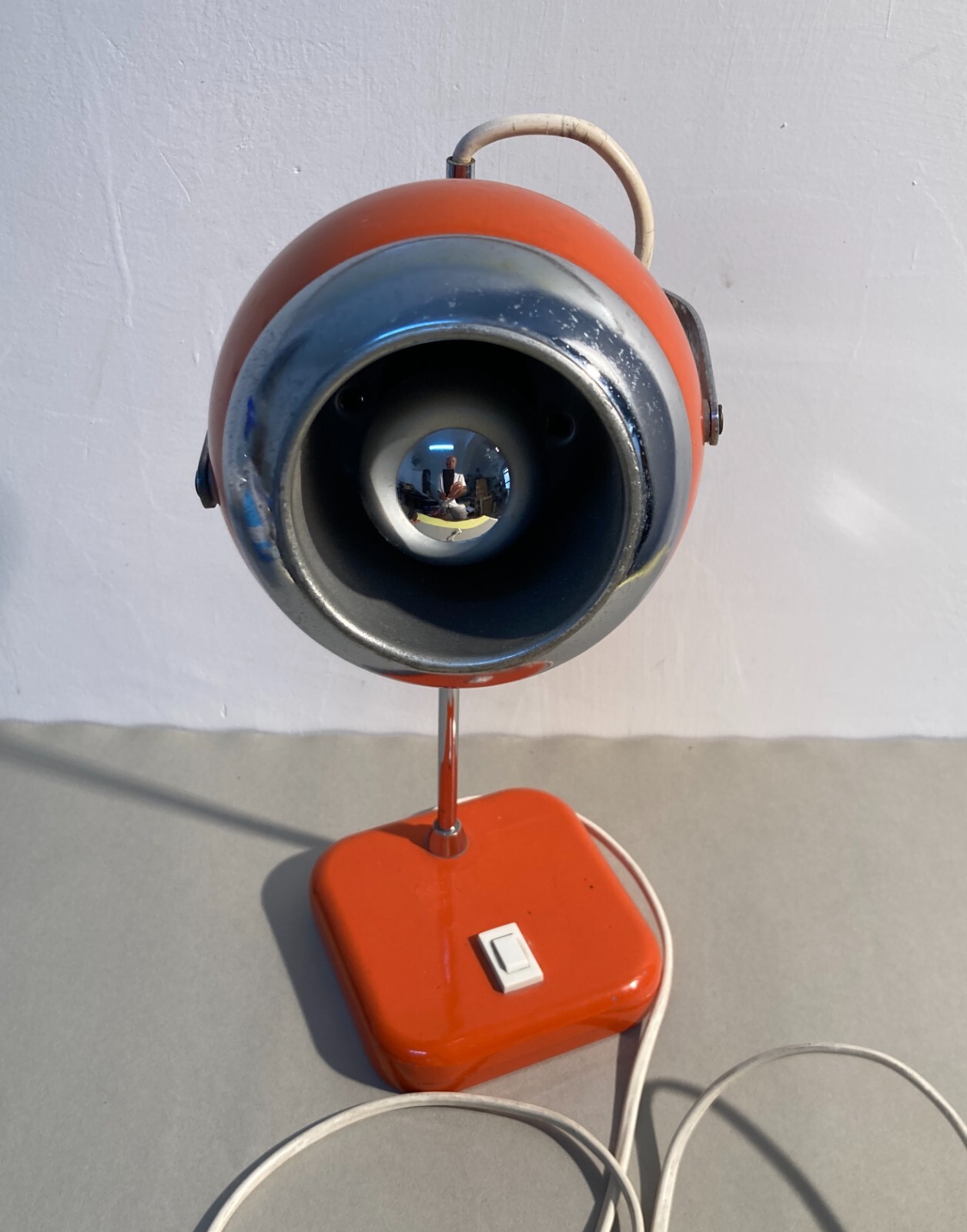 Lampada Da Tavolo Stilizzata Con Coppa Globulare Rossa, Design Italiano Anni '70