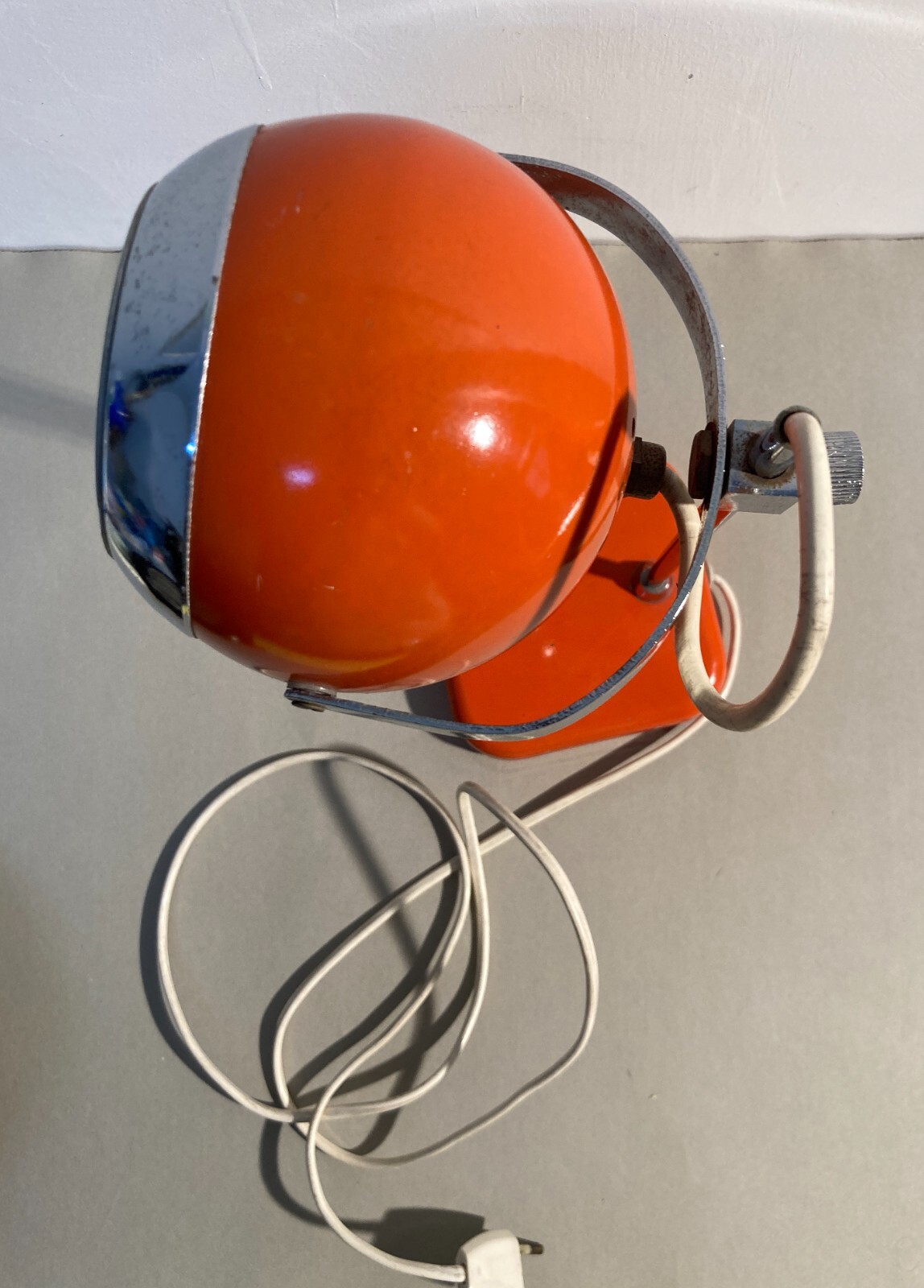 Lampada Da Tavolo Stilizzata Con Coppa Globulare Rossa, Design Italiano Anni '70