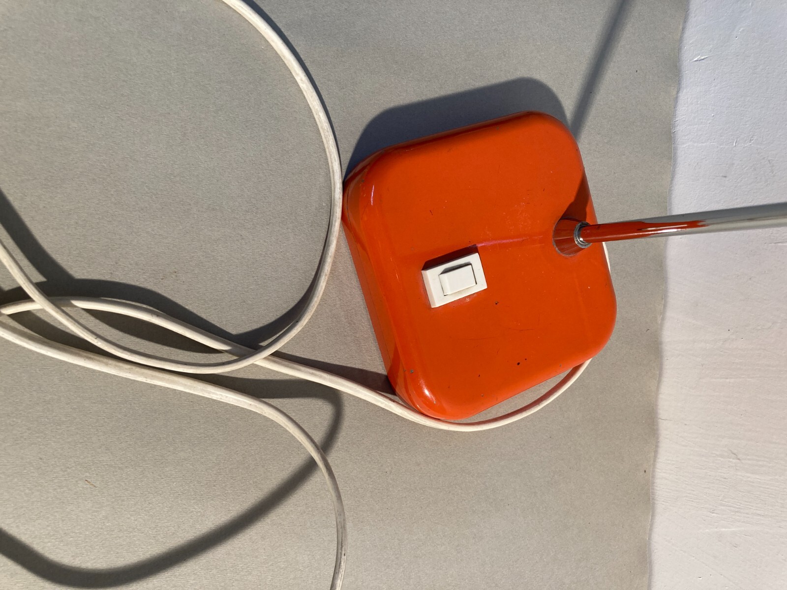 Lampada Da Tavolo Stilizzata Con Coppa Globulare Rossa, Design Italiano Anni '70