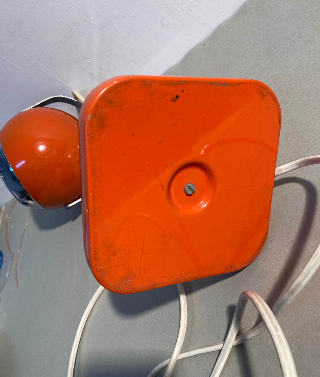 Lampada Da Tavolo Stilizzata Con Coppa Globulare Rossa, Design Italiano Anni '70
