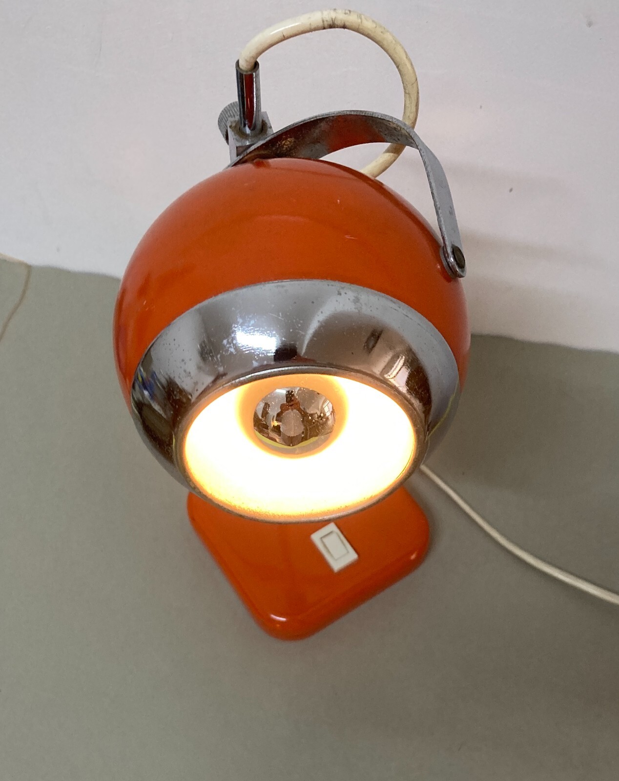 Lampada Da Tavolo Stilizzata Con Coppa Globulare Rossa, Design Italiano Anni '70