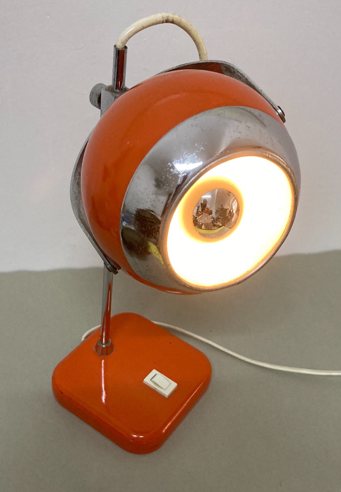 Lampada Da Tavolo Stilizzata Con Coppa Globulare Rossa, Design Italiano Anni '70