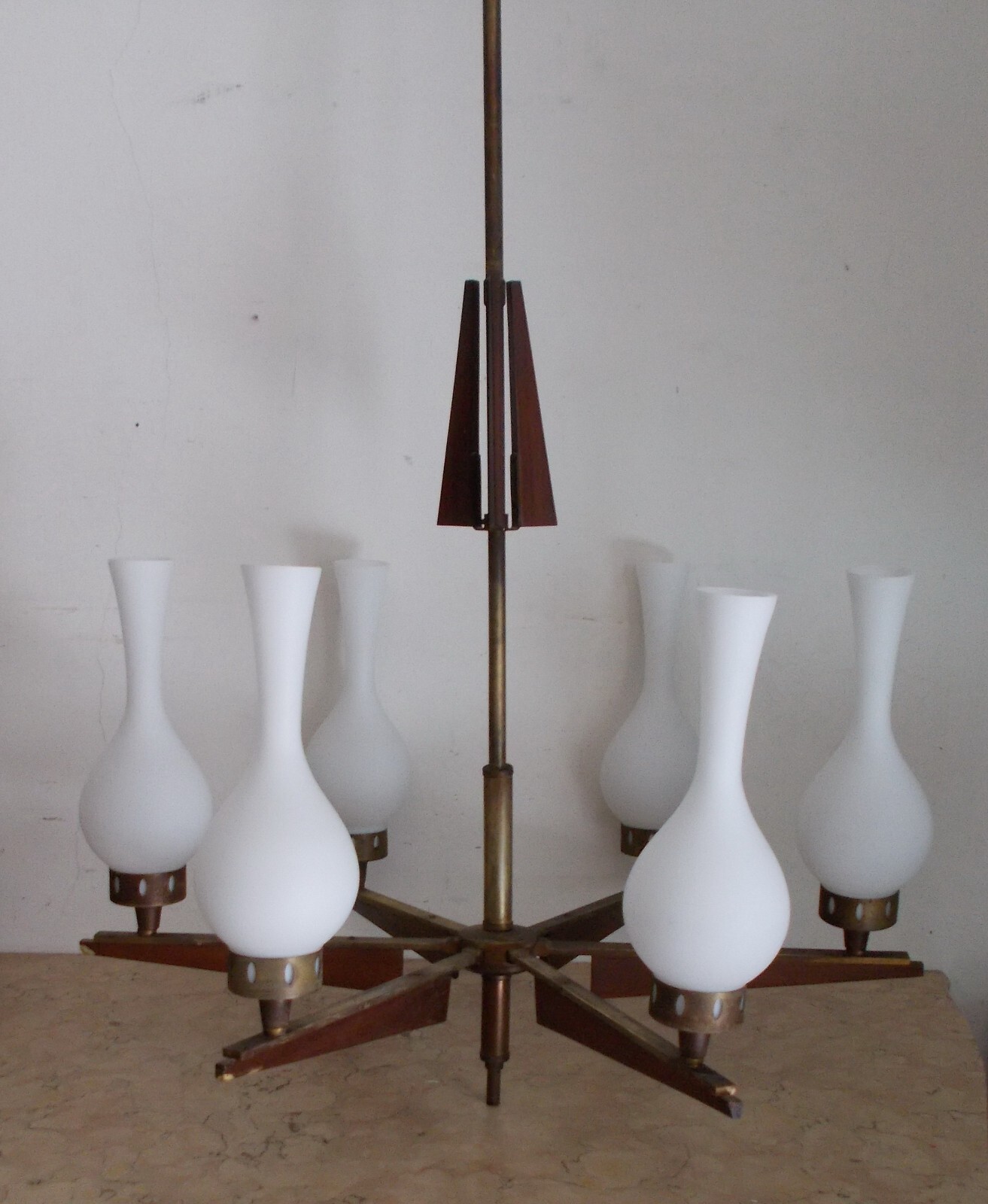 Lampadario A Sei Luci In Ottone Brunito, Legno E Vetro Opalescente