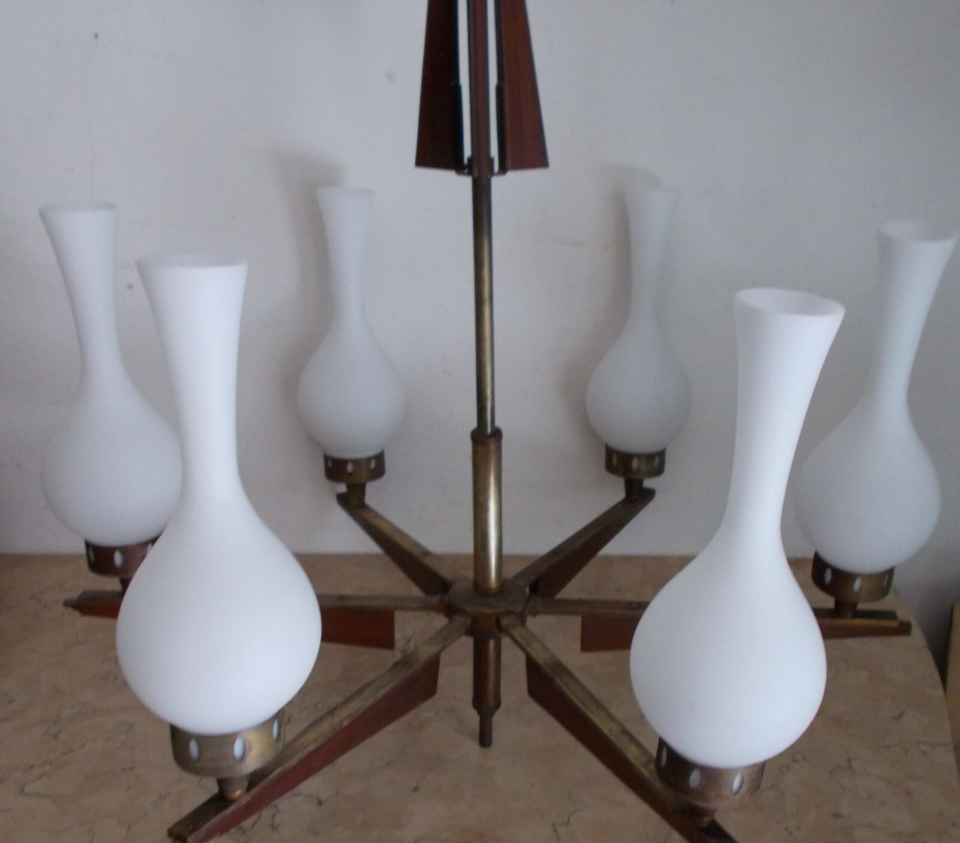 Lampadario A Sei Luci In Ottone Brunito, Legno E Vetro Opalescente