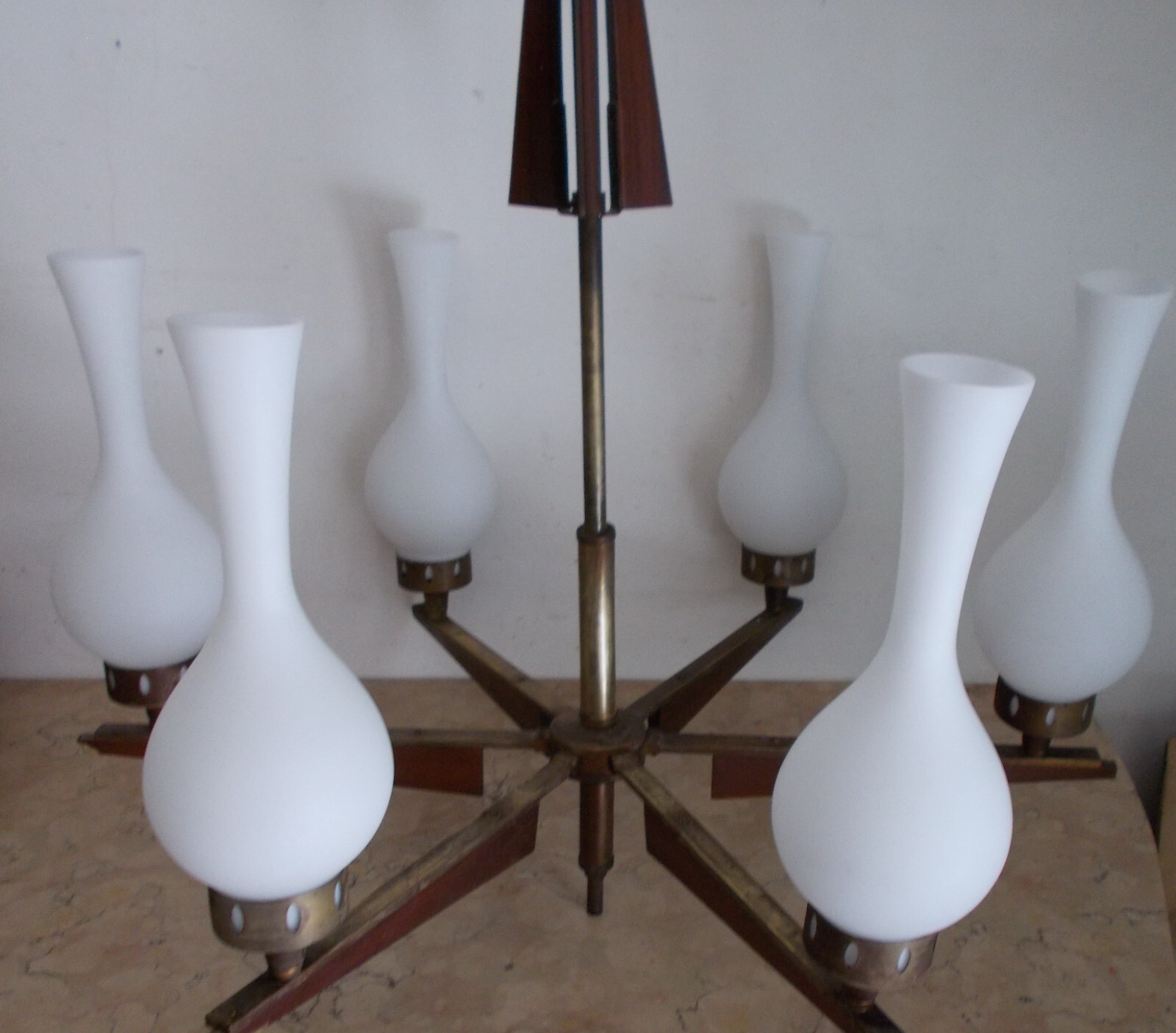 Lampadario A Sei Luci In Ottone Brunito, Legno E Vetro Opalescente