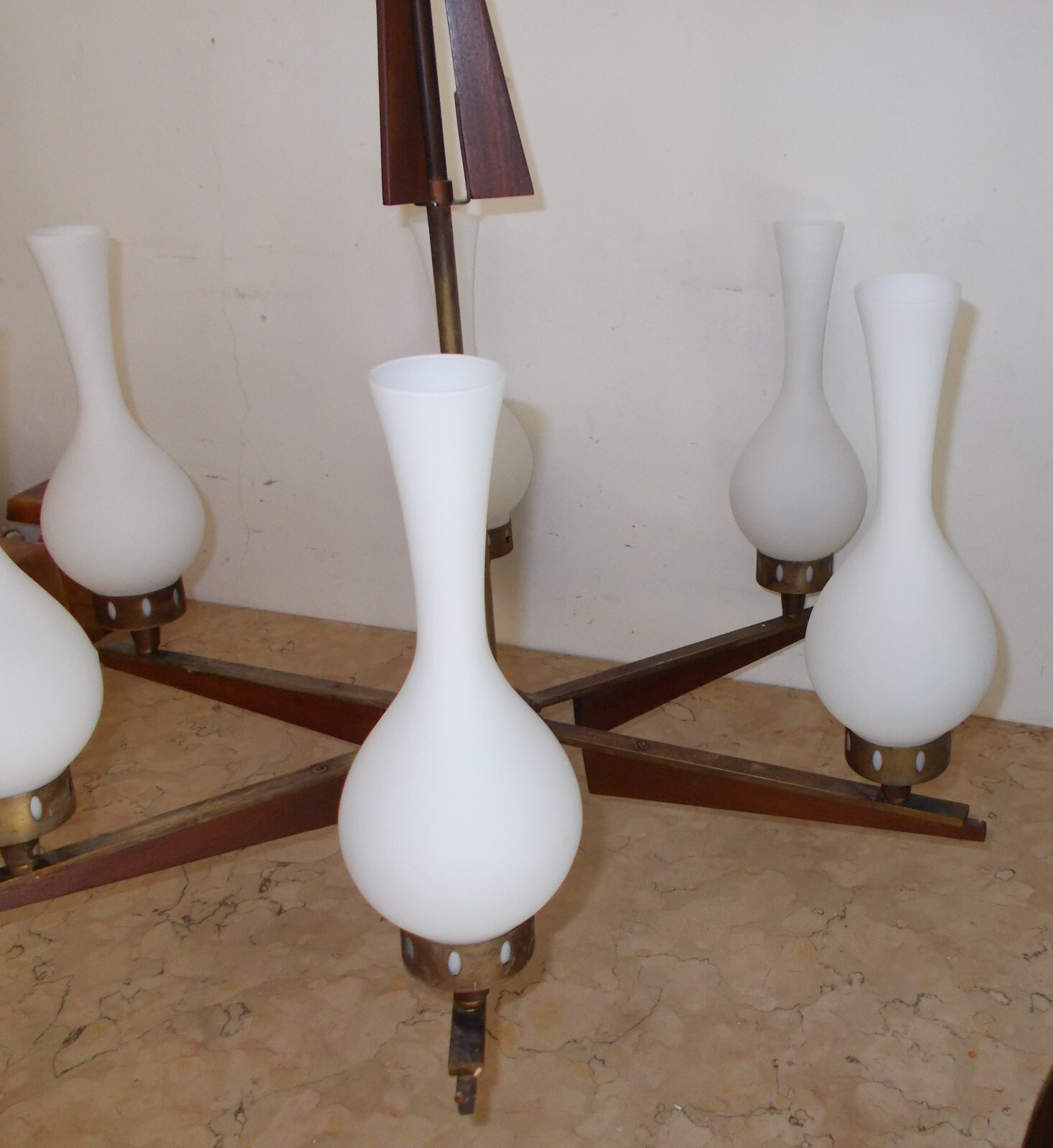Lampadario A Sei Luci In Ottone Brunito, Legno E Vetro Opalescente